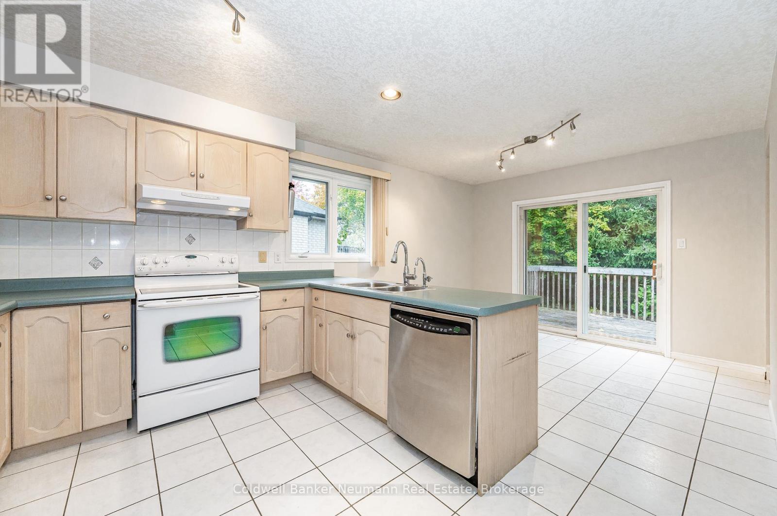 Upper - 18 Whittaker Court, Guelph (Kortright Hills), ON - Indoor Photo Showing Kitchen With Double Sink