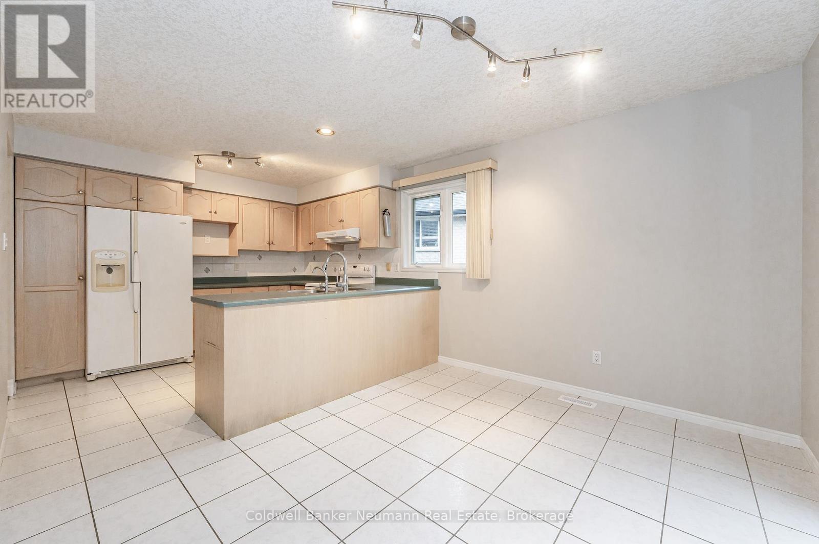 Upper - 18 Whittaker Court, Guelph (Kortright Hills), ON - Indoor Photo Showing Kitchen With Double Sink