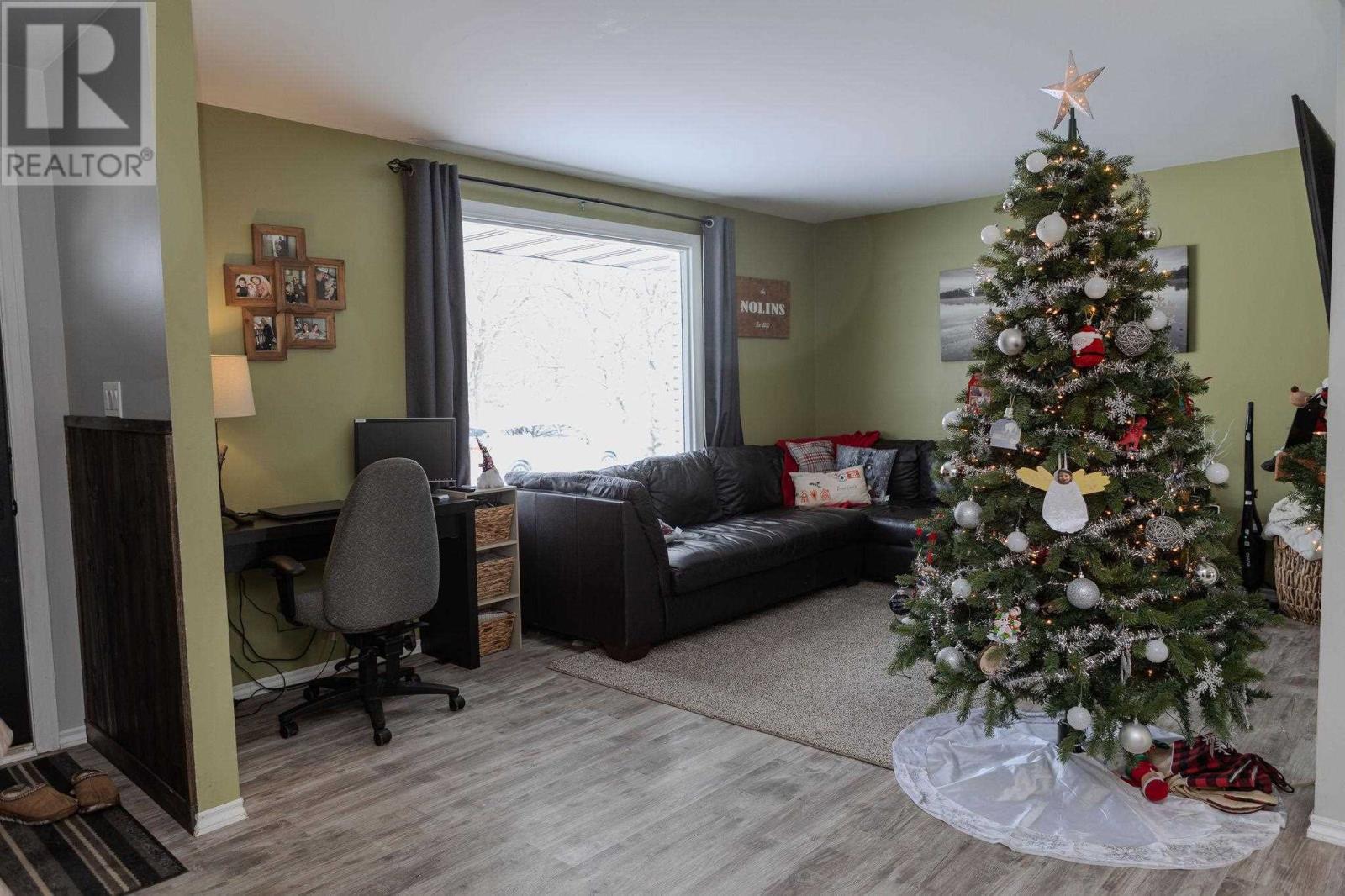 11 Kerr Dr, Sault Ste. Marie, ON - Indoor Photo Showing Living Room