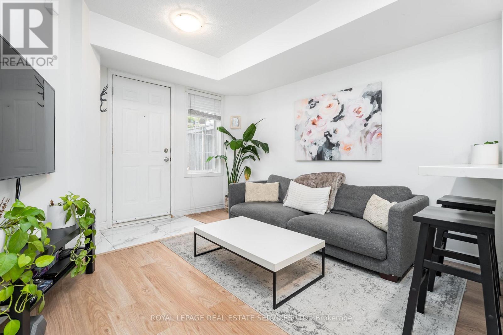 32 - 11 Niagara Street W, Toronto, ON - Indoor Photo Showing Living Room