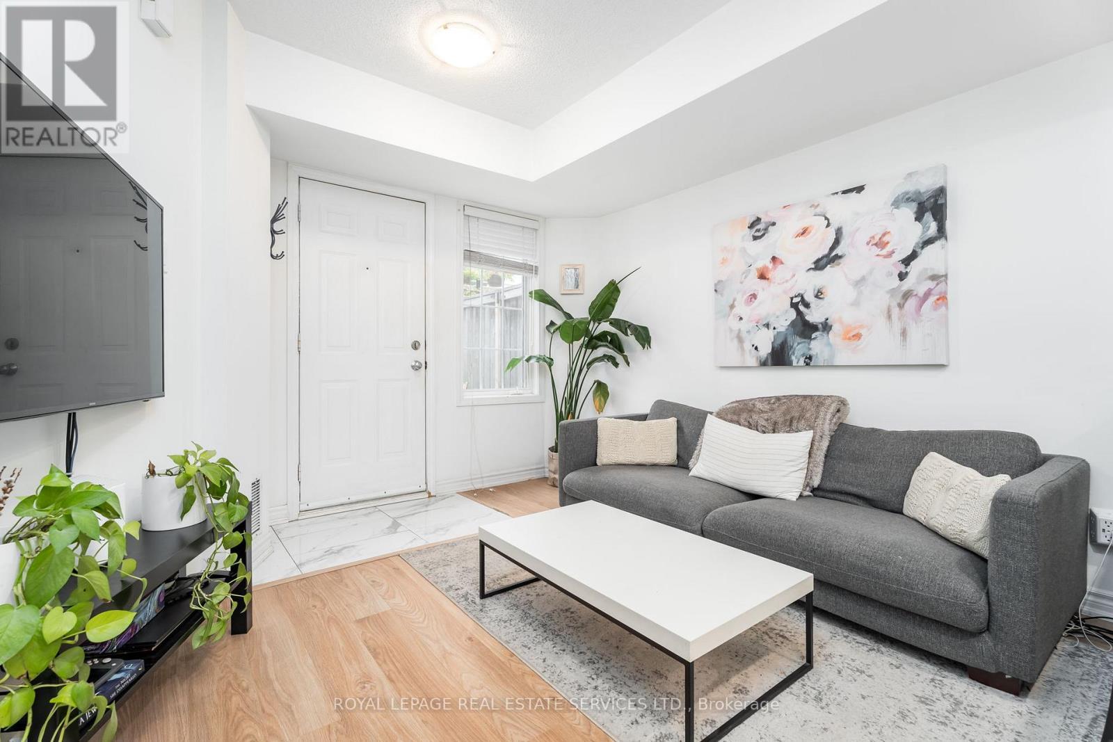 32 - 11 Niagara Street W, Toronto, ON - Indoor Photo Showing Living Room