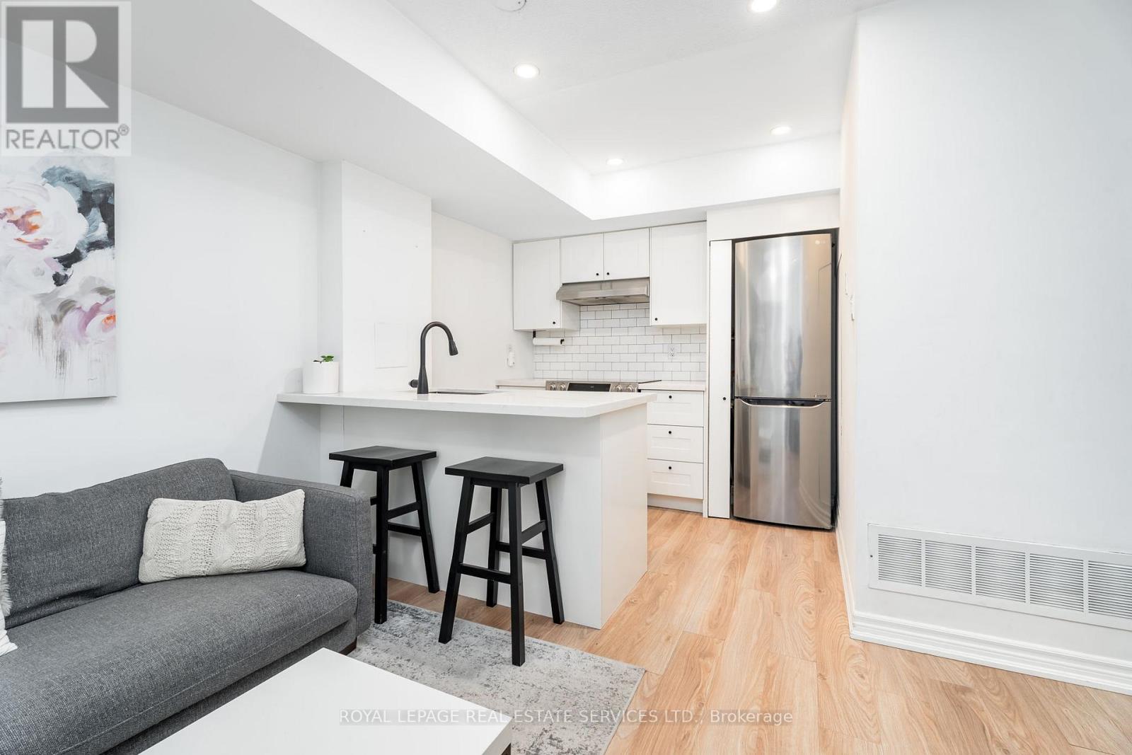 32 - 11 Niagara Street W, Toronto, ON - Indoor Photo Showing Kitchen With Stainless Steel Kitchen With Upgraded Kitchen