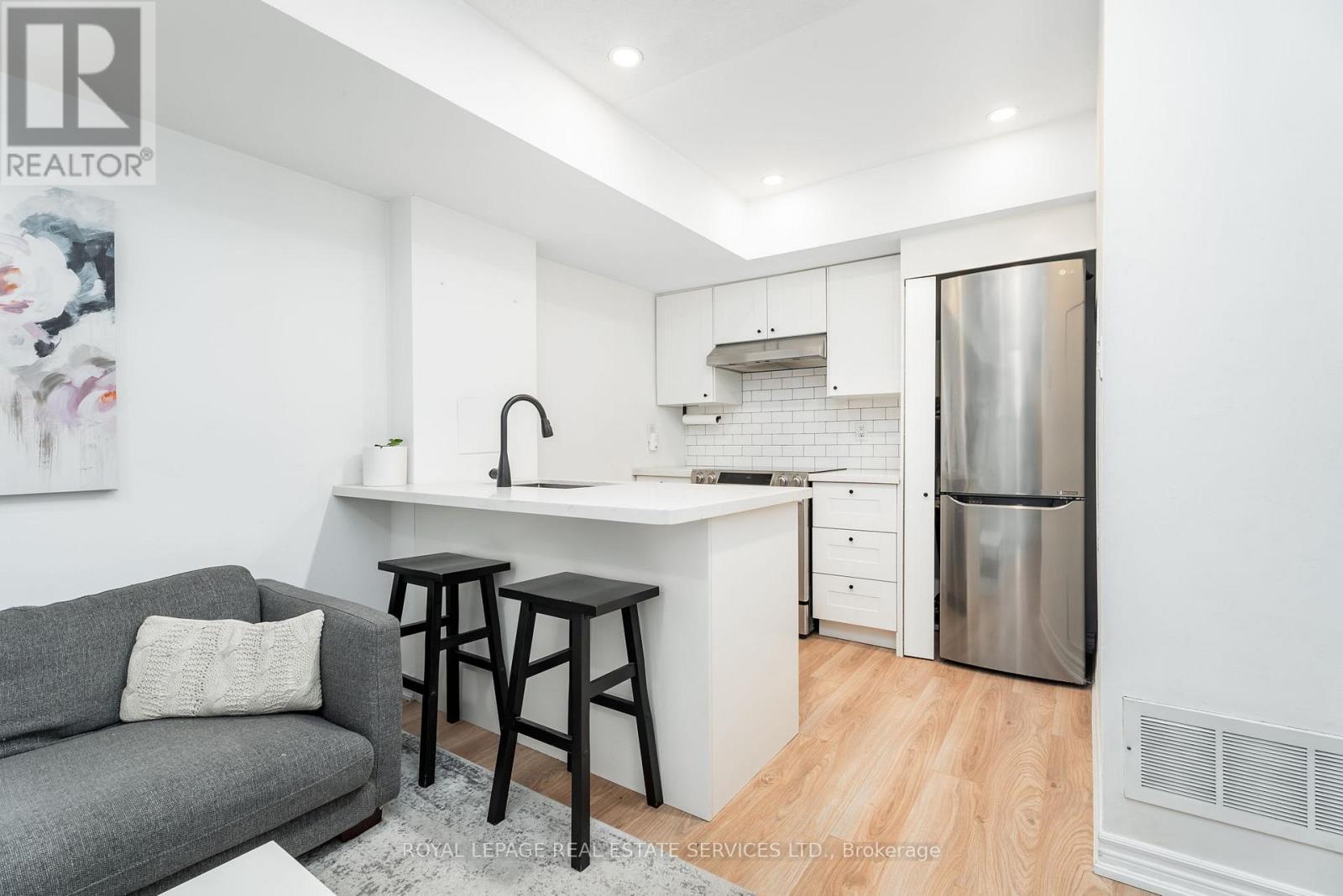 32 - 11 Niagara Street W, Toronto, ON - Indoor Photo Showing Kitchen With Stainless Steel Kitchen With Upgraded Kitchen