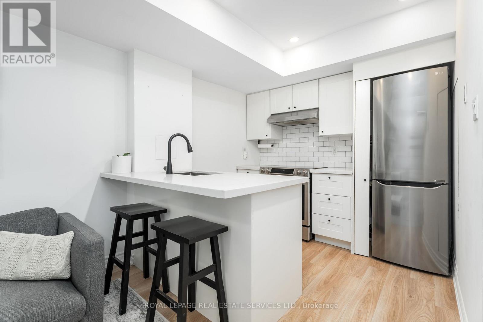 32 - 11 Niagara Street W, Toronto, ON - Indoor Photo Showing Kitchen With Upgraded Kitchen