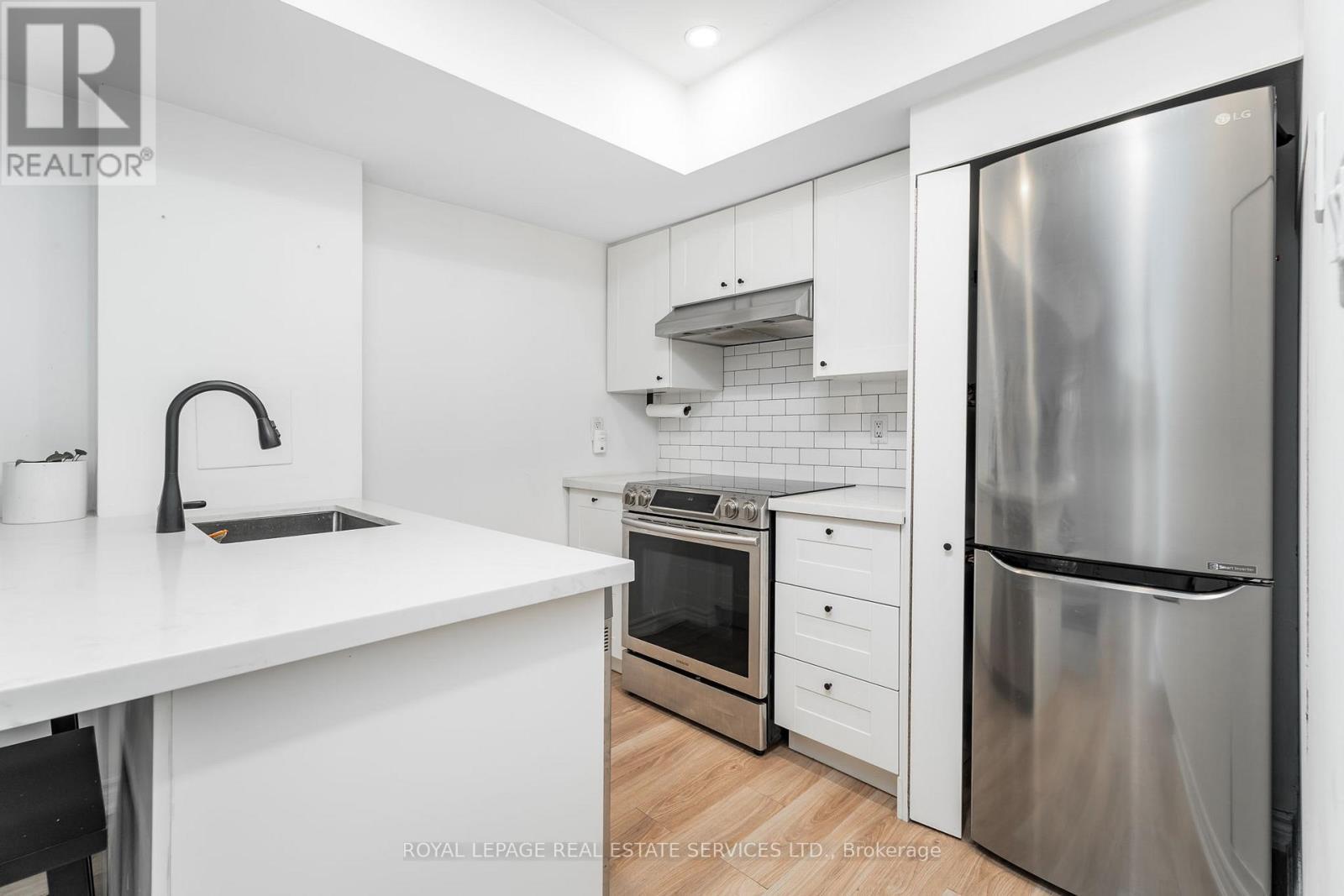 32 - 11 Niagara Street W, Toronto, ON - Indoor Photo Showing Kitchen With Stainless Steel Kitchen With Upgraded Kitchen