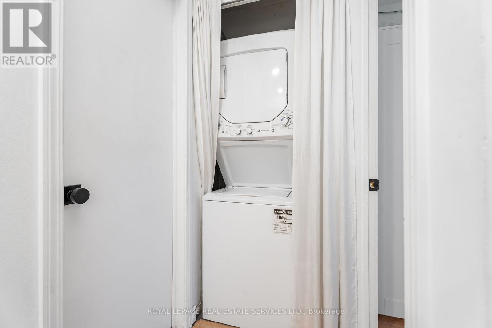 32 - 11 Niagara Street W, Toronto, ON - Indoor Photo Showing Laundry Room