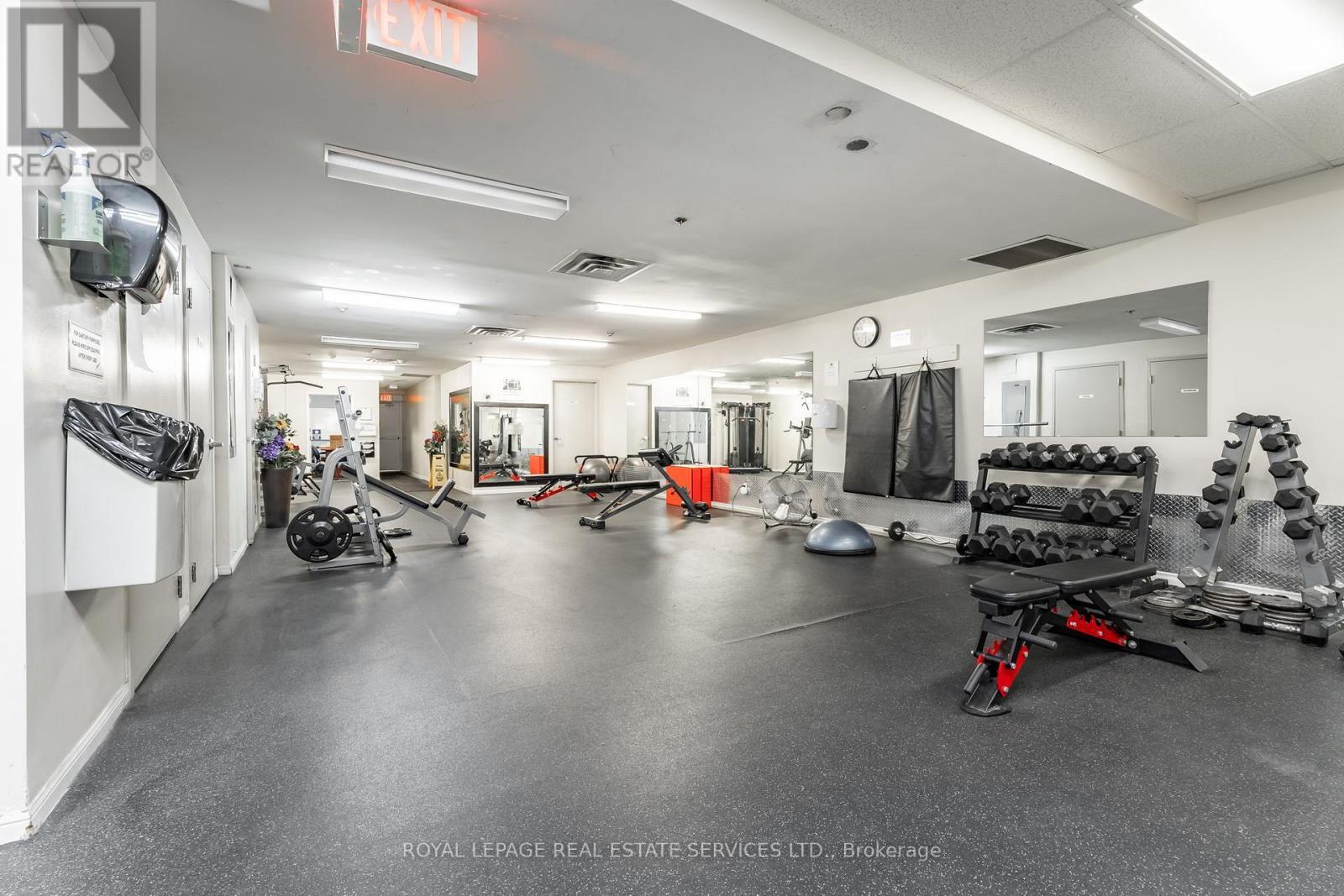 32 - 11 Niagara Street W, Toronto, ON - Indoor Photo Showing Gym Room