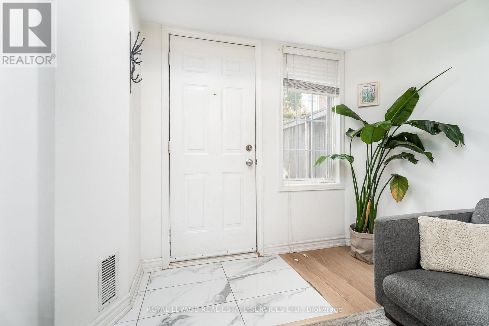 32 - 11 Niagara Street W, Toronto, ON - Indoor