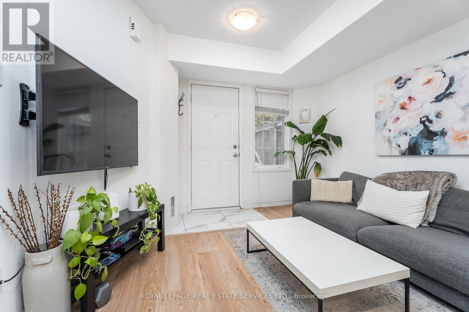 32 - 11 Niagara Street W, Toronto, ON - Indoor Photo Showing Living Room