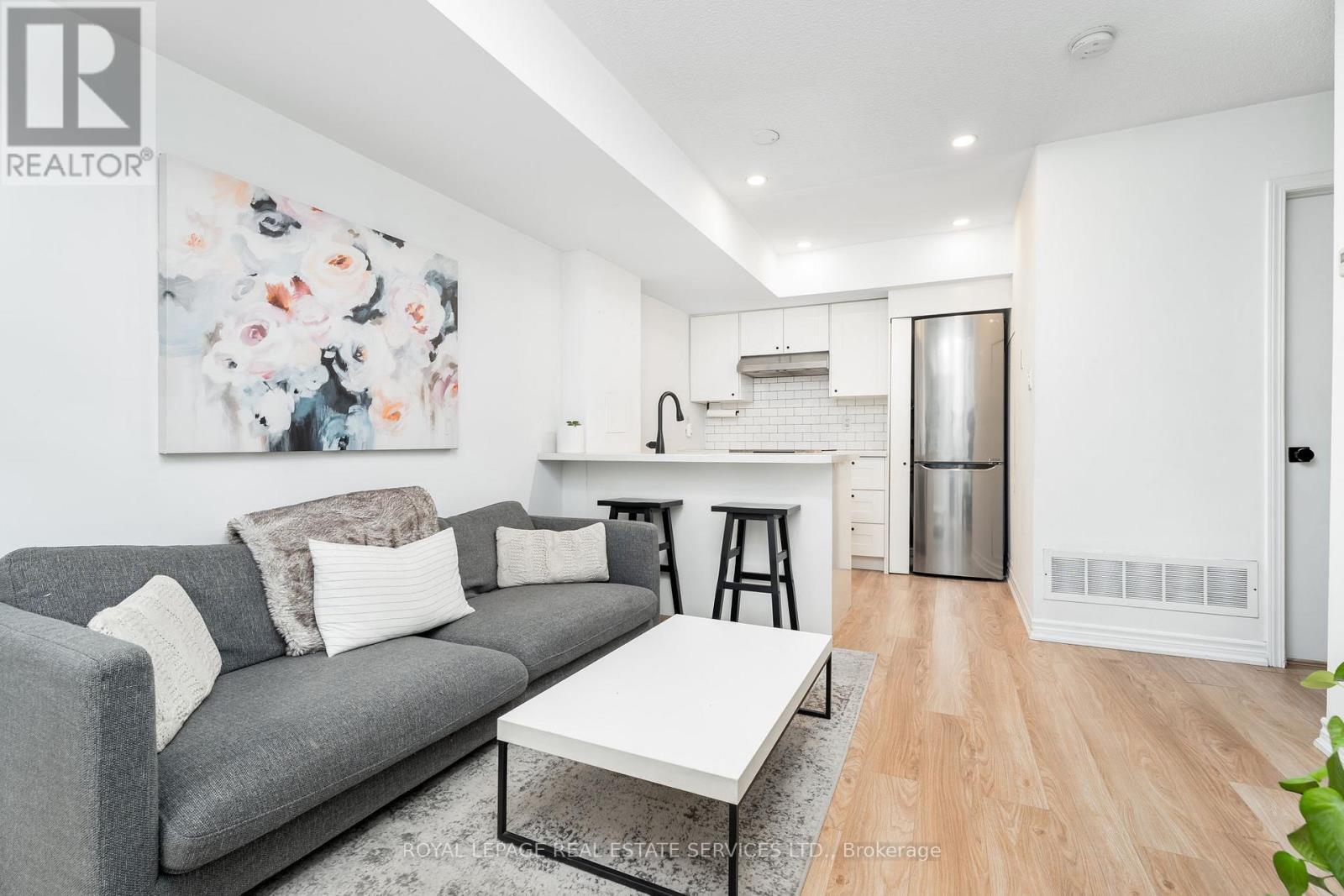 32 - 11 Niagara Street W, Toronto, ON - Indoor Photo Showing Other Room