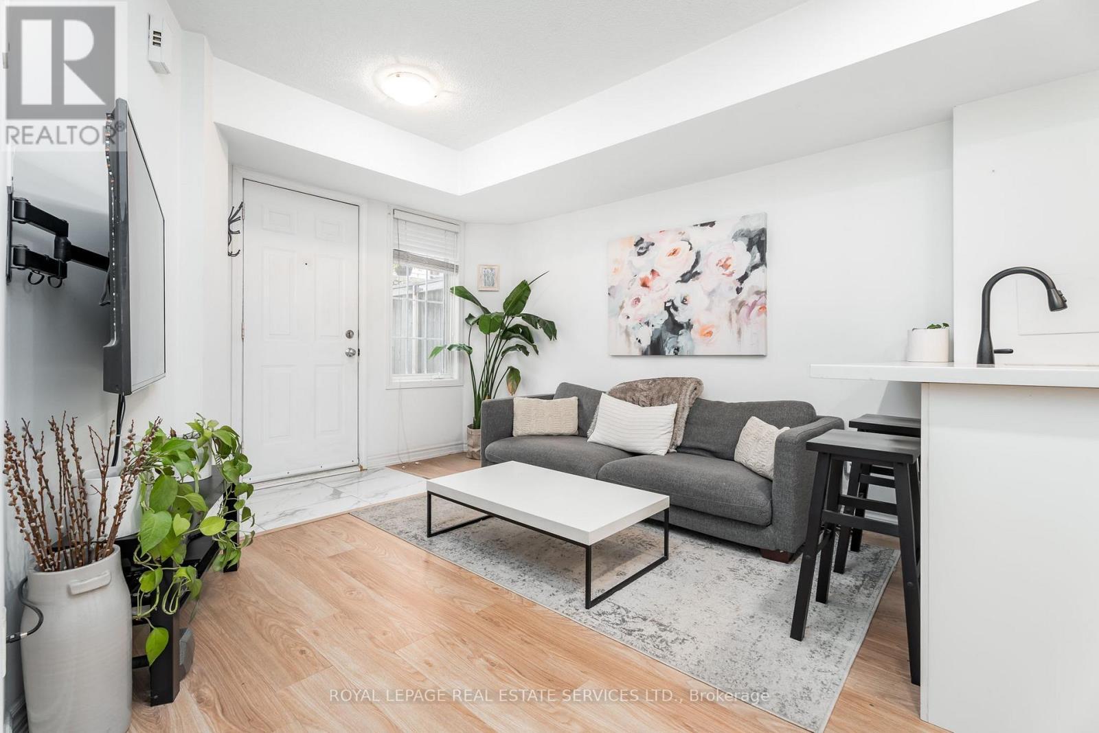 32 - 11 Niagara Street W, Toronto, ON - Indoor Photo Showing Living Room