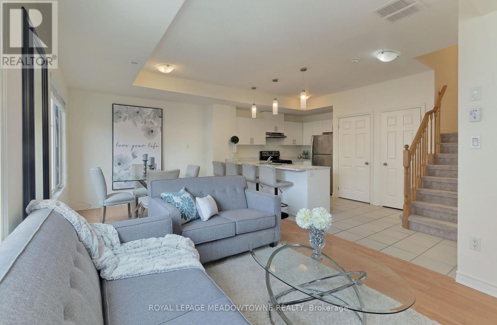 1704 - 2420 Baronwood Drive, Oakville, ON - Indoor Photo Showing Living Room