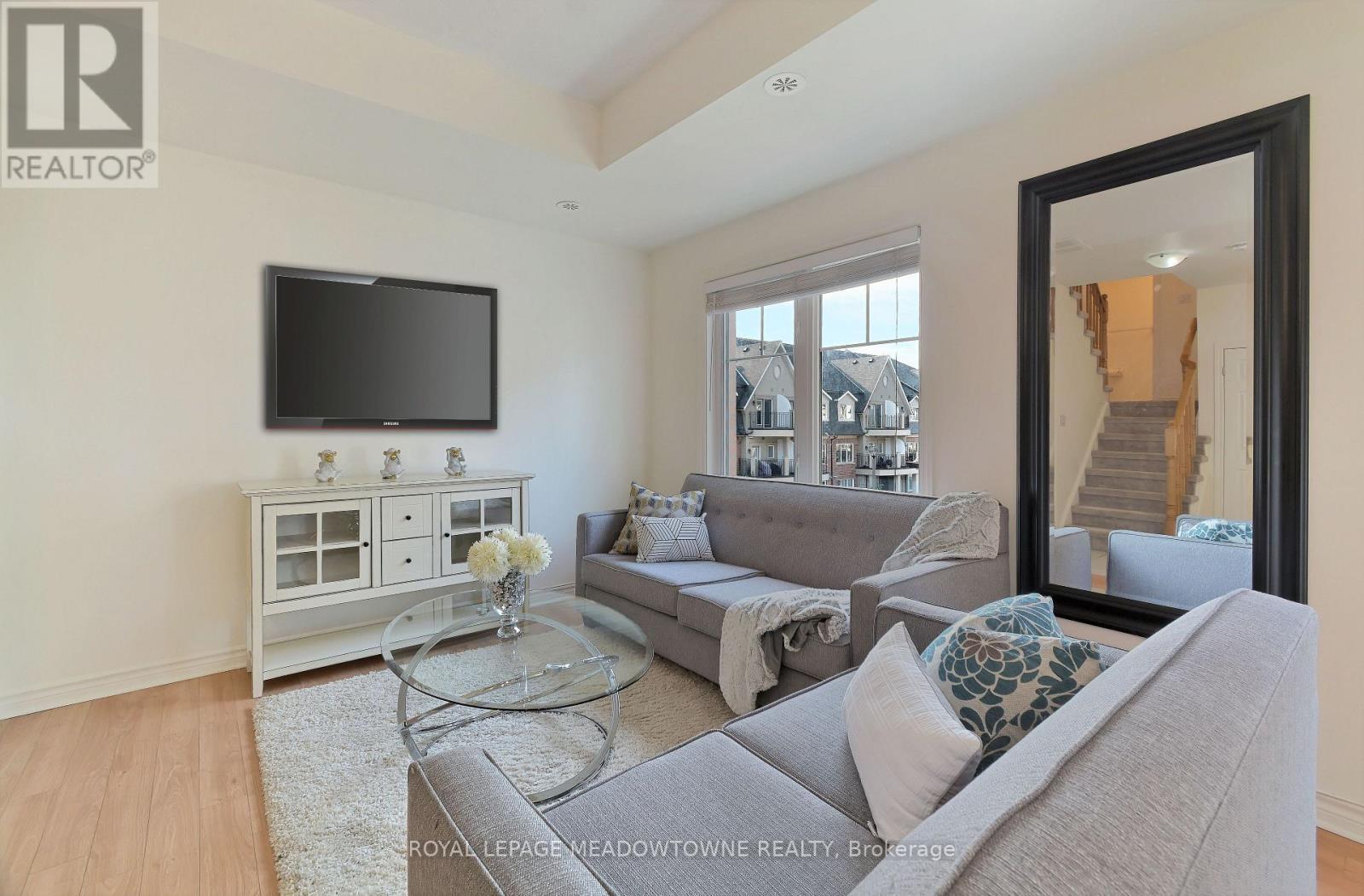 1704 - 2420 Baronwood Drive, Oakville, ON - Indoor Photo Showing Living Room