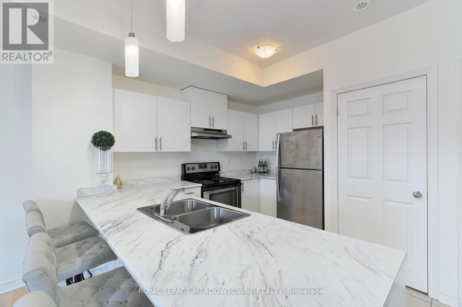 1704 - 2420 Baronwood Drive, Oakville, ON - Indoor Photo Showing Kitchen With Stainless Steel Kitchen With Double Sink