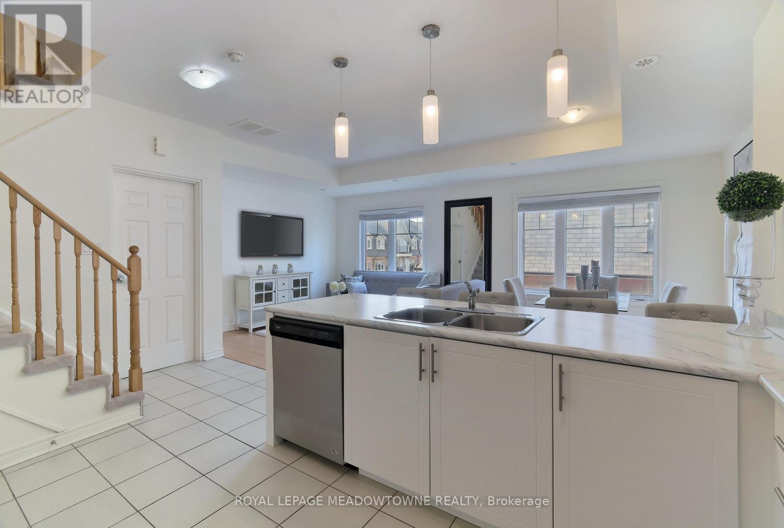 1704 - 2420 Baronwood Drive, Oakville, ON - Indoor Photo Showing Kitchen With Double Sink