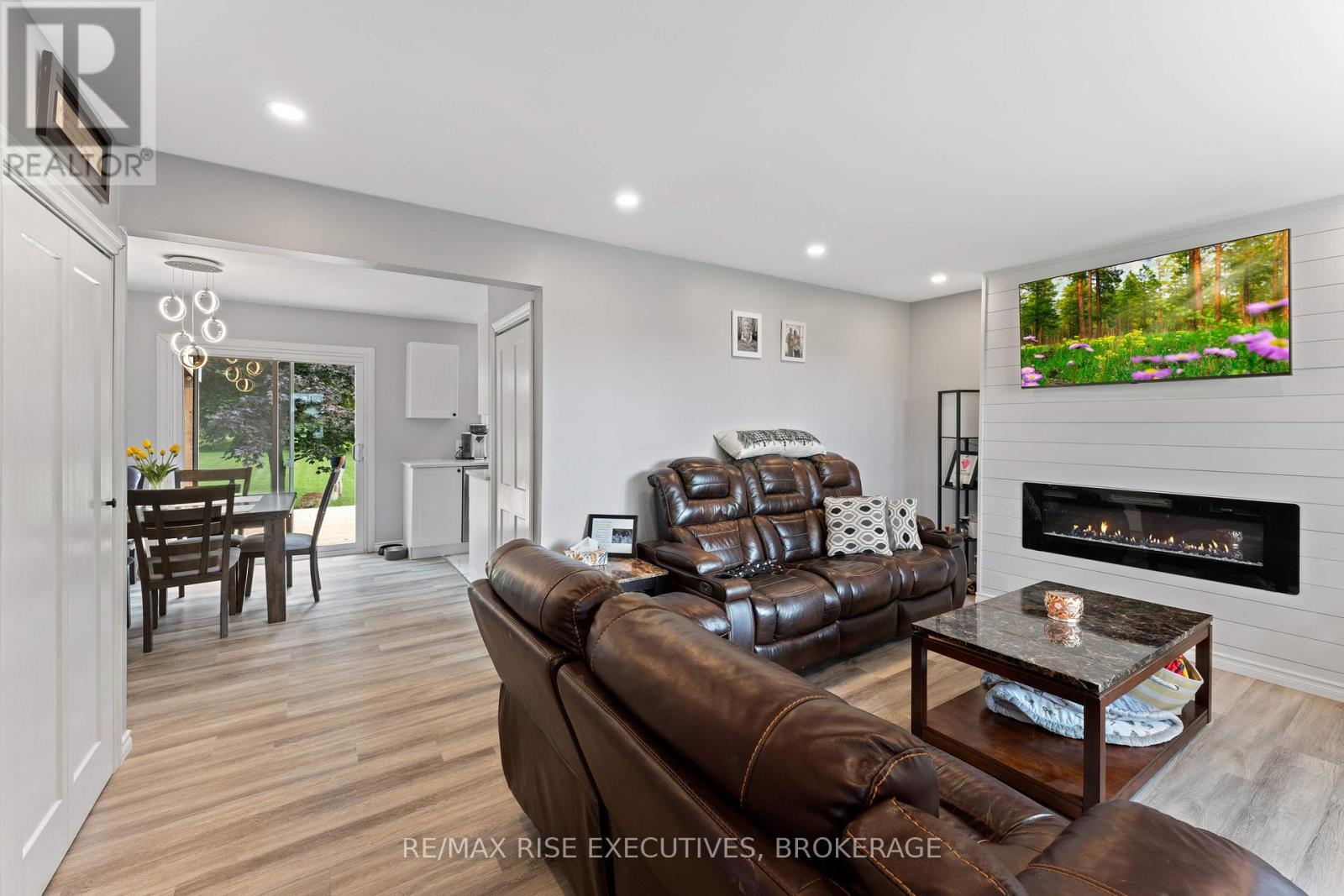 5212 Wilmer Road, South Frontenac (Frontenac South), ON - Indoor Photo Showing Living Room With Fireplace