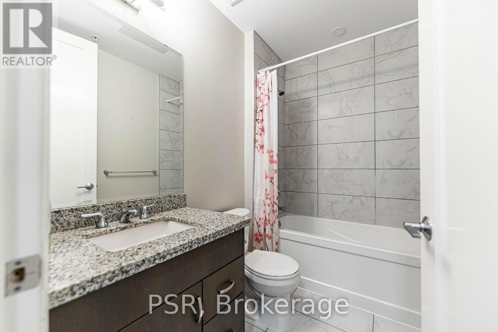 421 - 118 King Street E, Hamilton, ON - Indoor Photo Showing Bathroom