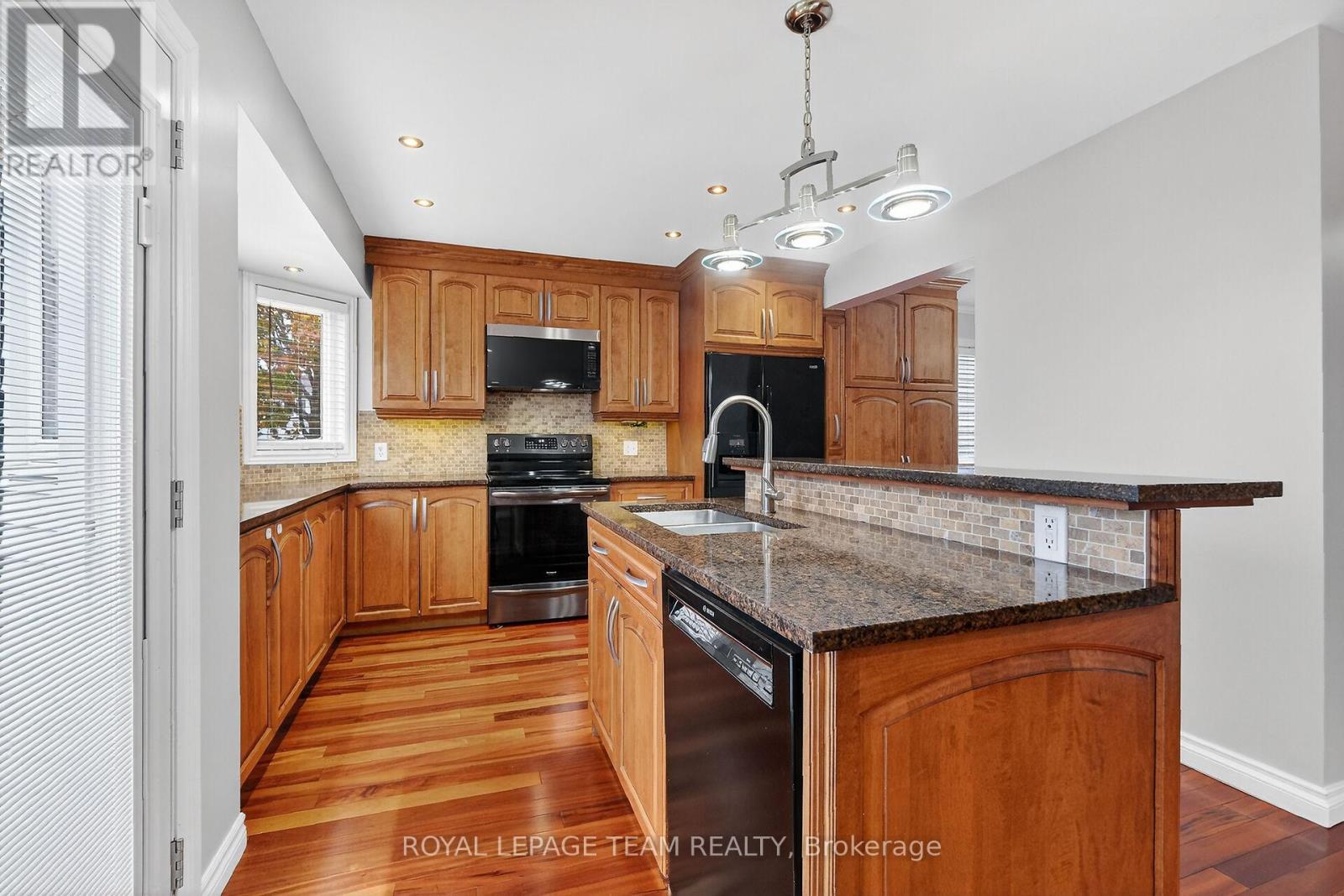 1475 York Mills Drive, Ottawa, ON - Indoor Photo Showing Kitchen With Double Sink With Upgraded Kitchen