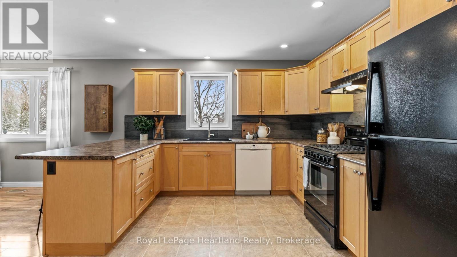 180 Toronto Boulevard, Huron East (Vanastra), ON - Indoor Photo Showing Kitchen