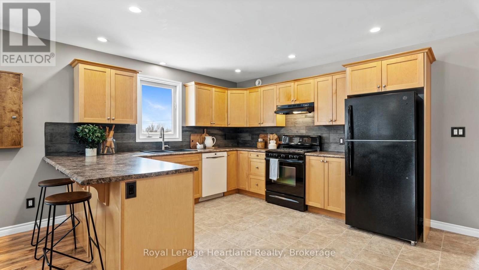 180 Toronto Boulevard, Huron East (Vanastra), ON - Indoor Photo Showing Kitchen