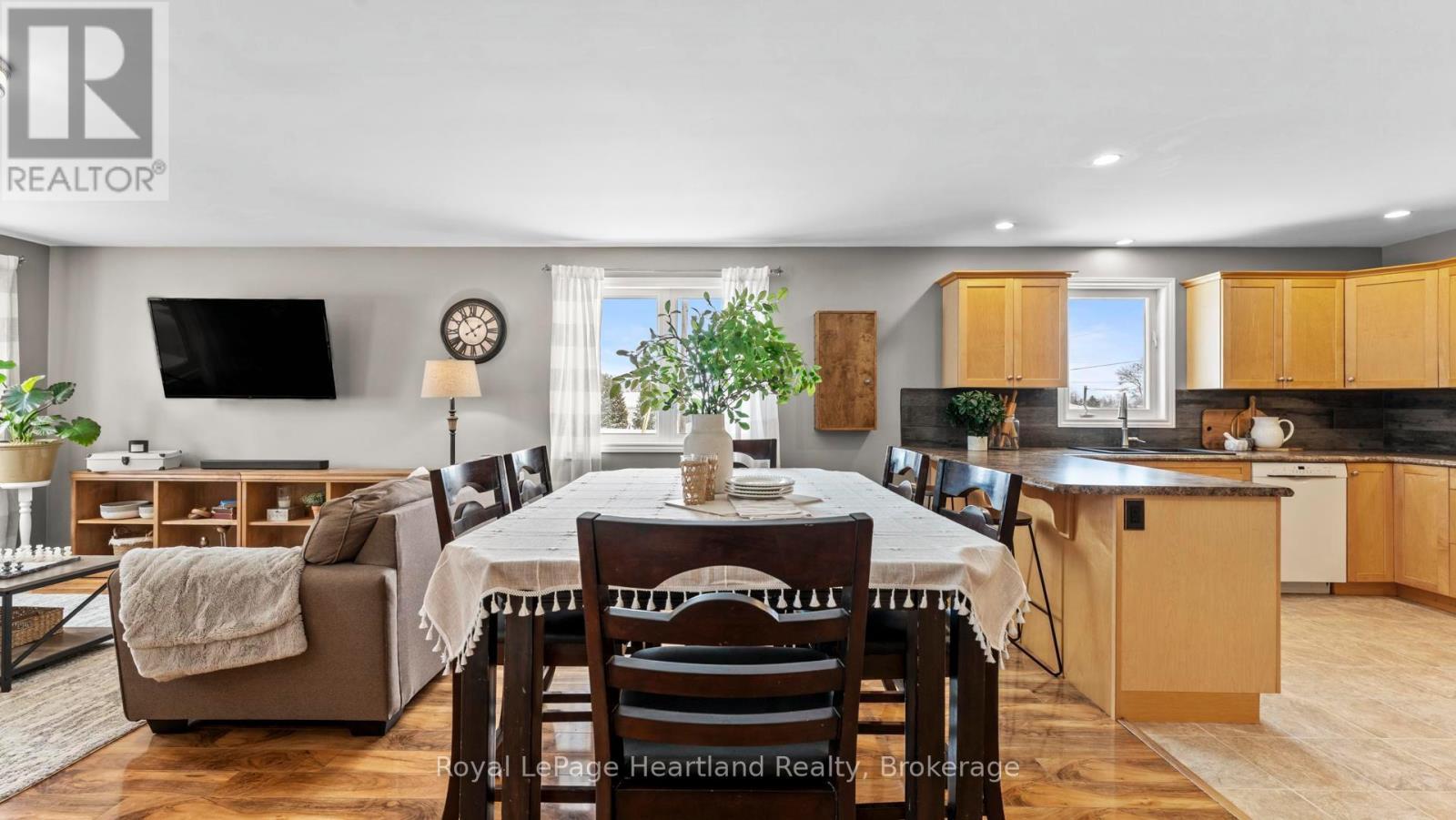 180 Toronto Boulevard, Huron East (Vanastra), ON - Indoor