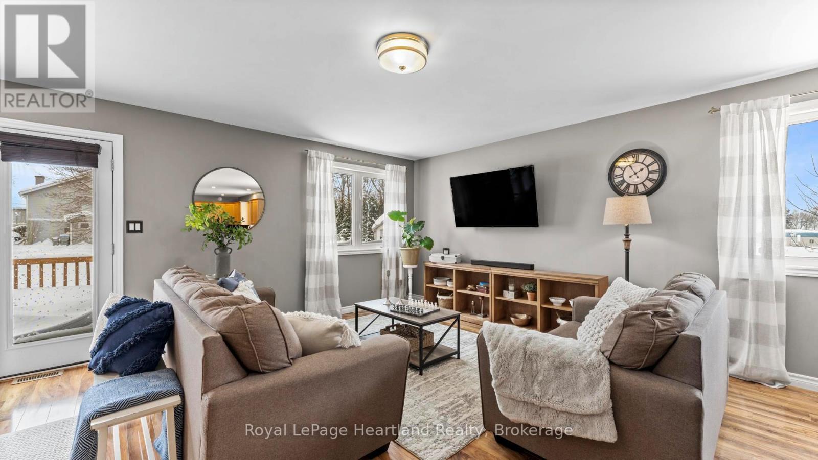 180 Toronto Boulevard, Huron East (Vanastra), ON - Indoor Photo Showing Living Room