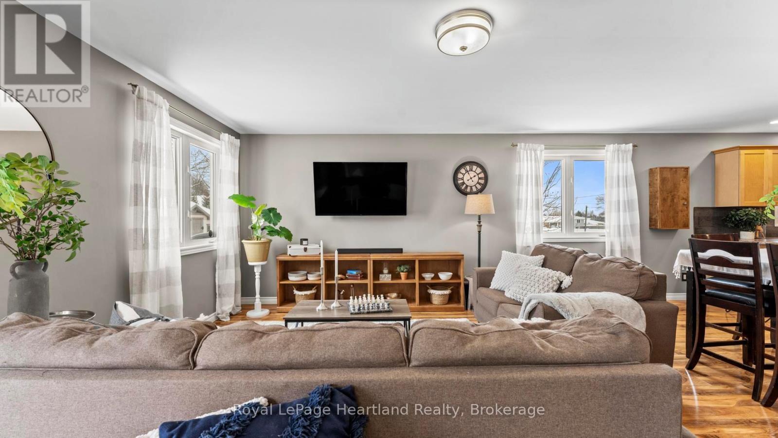 180 Toronto Boulevard, Huron East (Vanastra), ON - Indoor Photo Showing Living Room