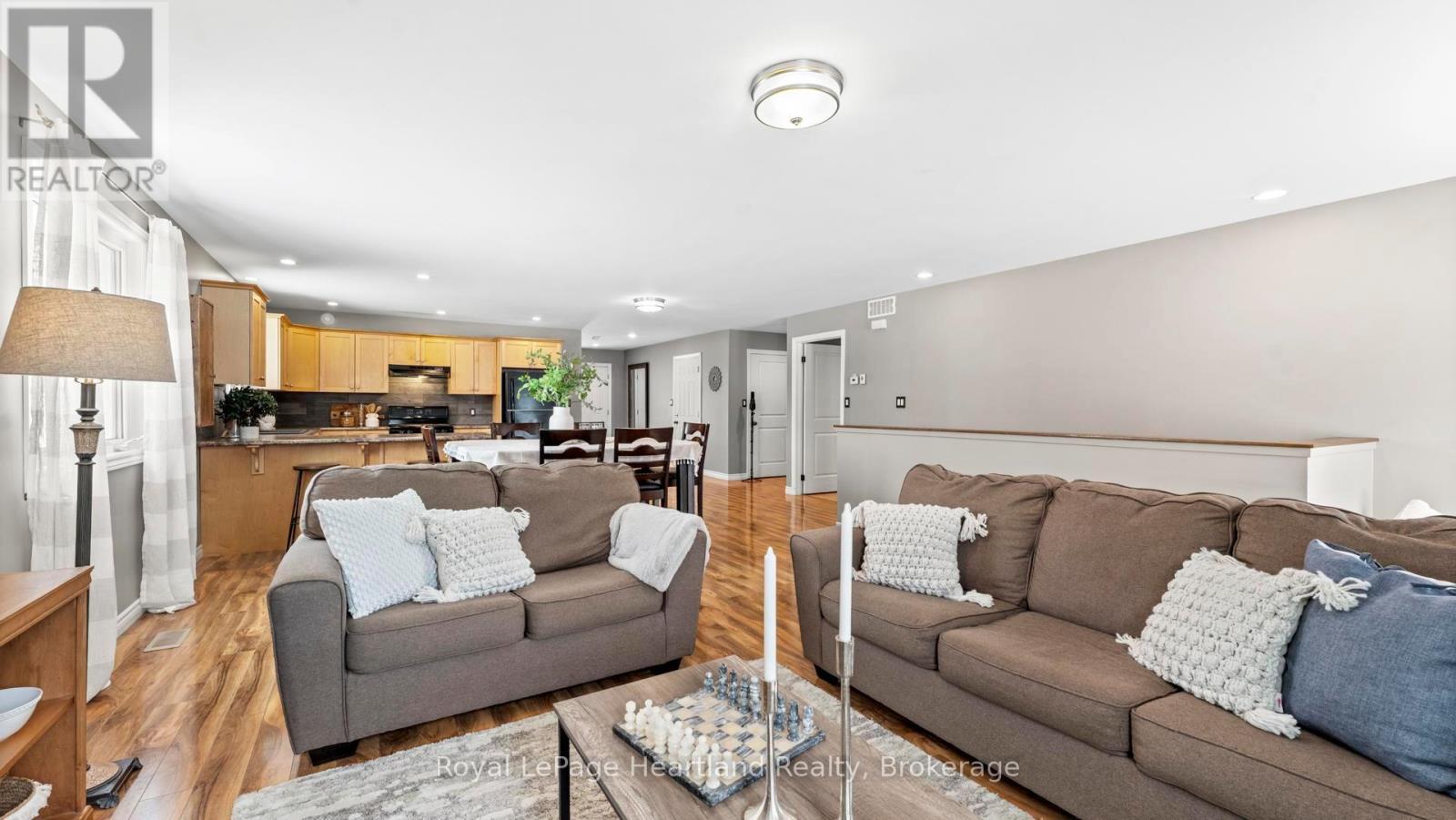 180 Toronto Boulevard, Huron East (Vanastra), ON - Indoor Photo Showing Living Room