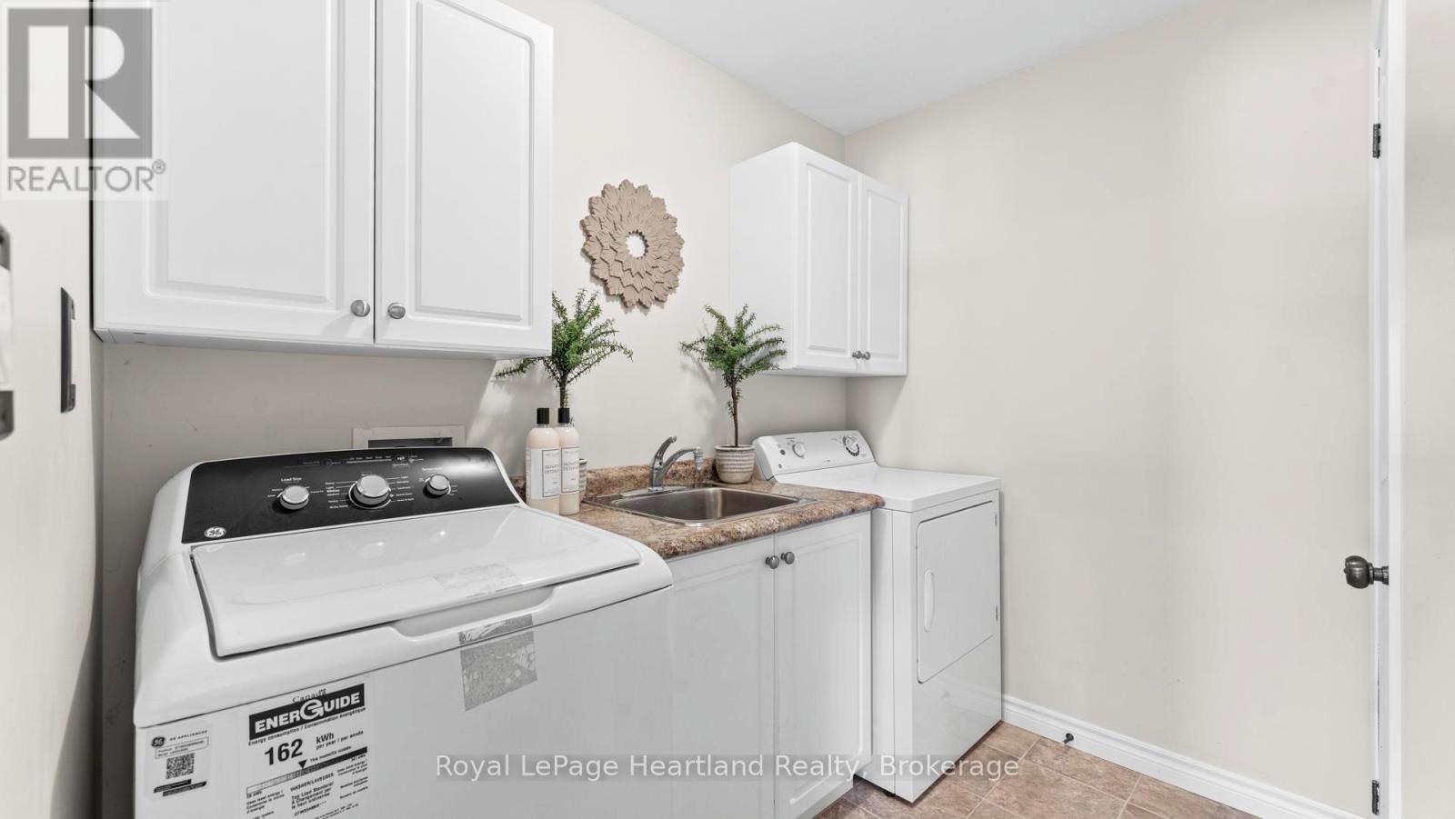 180 Toronto Boulevard, Huron East (Vanastra), ON - Indoor Photo Showing Laundry Room