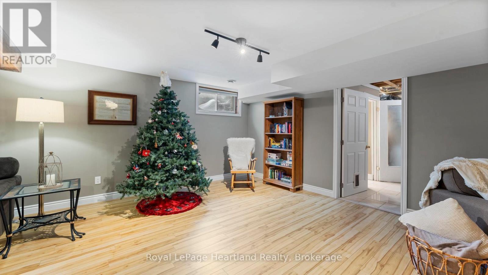 180 Toronto Boulevard, Huron East (Vanastra), ON - Indoor