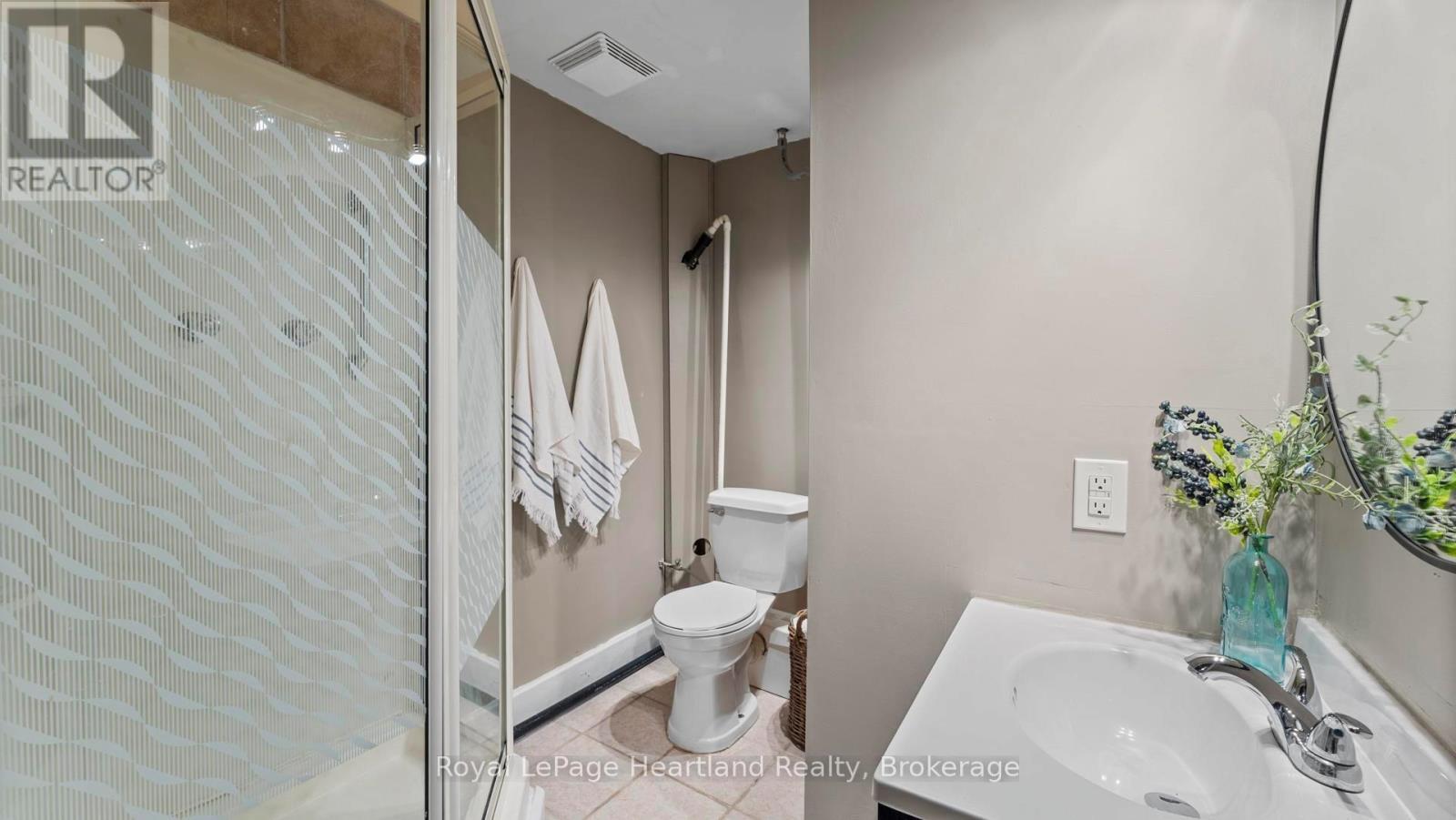 180 Toronto Boulevard, Huron East (Vanastra), ON - Indoor Photo Showing Bathroom