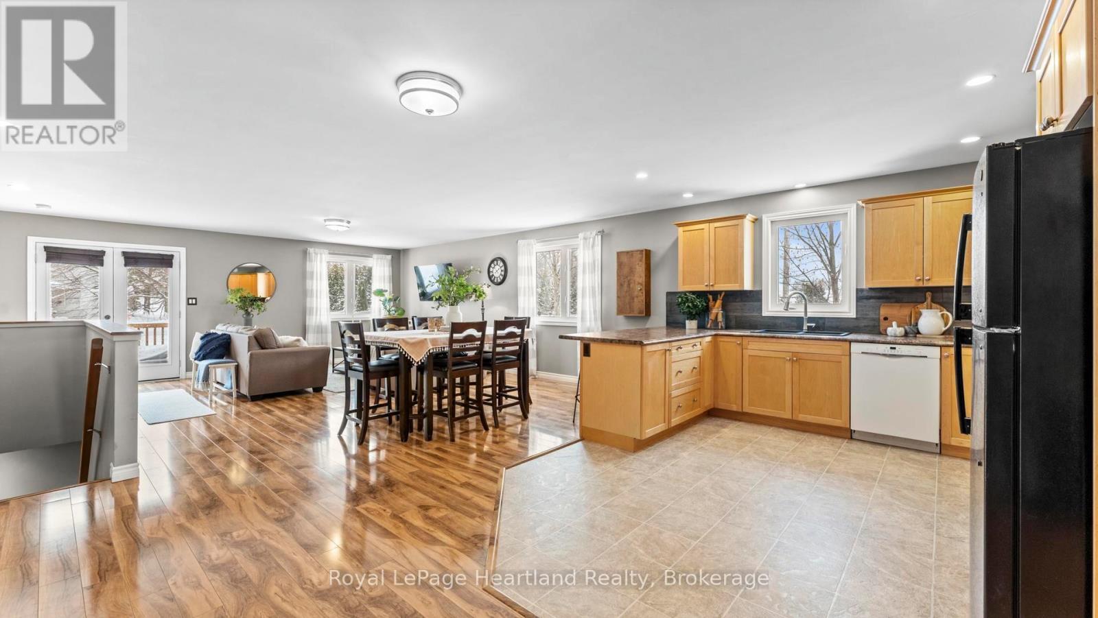 180 Toronto Boulevard, Huron East (Vanastra), ON - Indoor