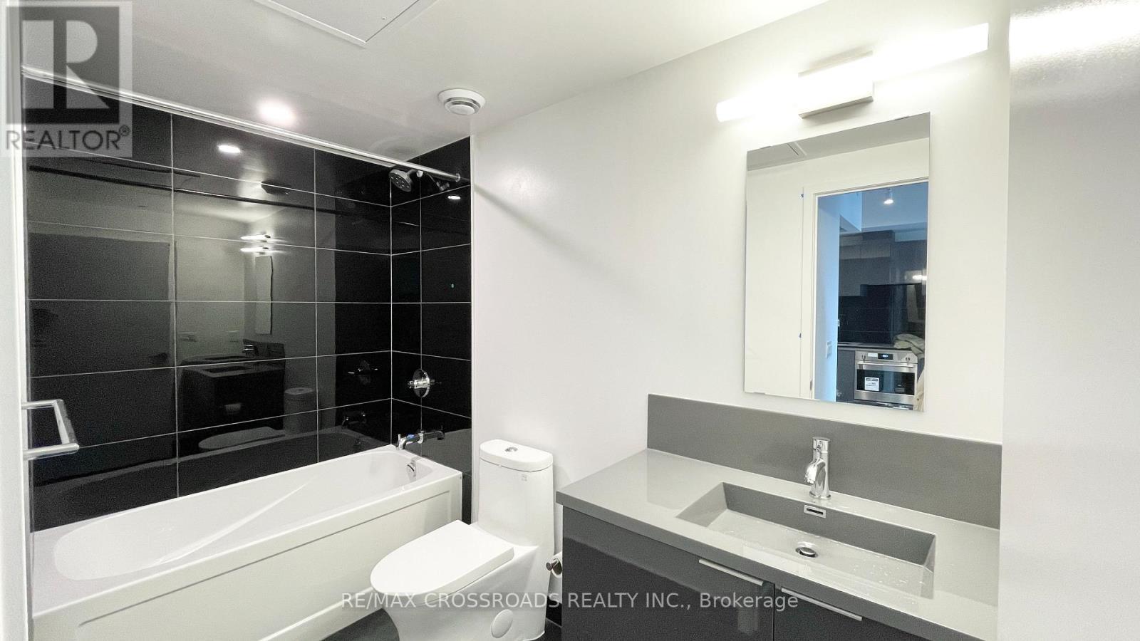 2716 - 230 Simcoe Street, Toronto, ON - Indoor Photo Showing Bathroom