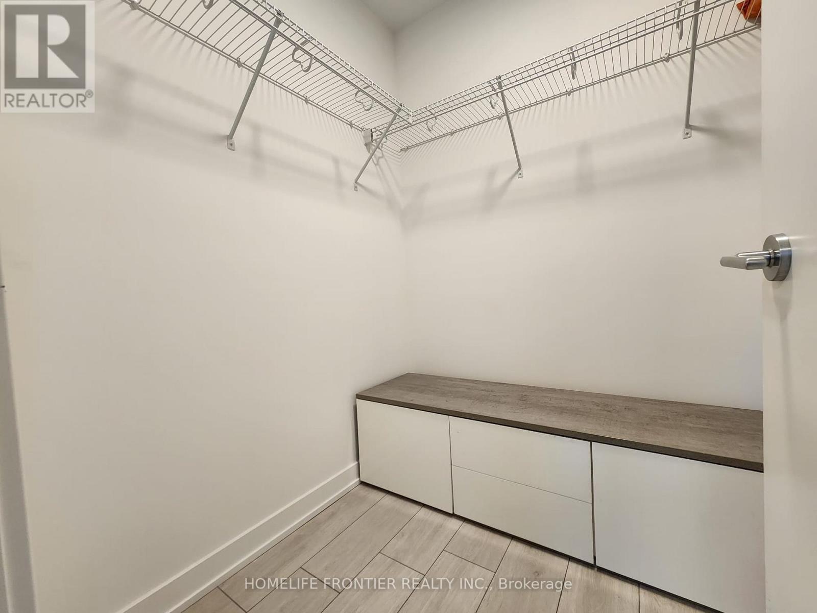 902 A - 1606 Charles Street, Whitby, ON - Indoor With Storage