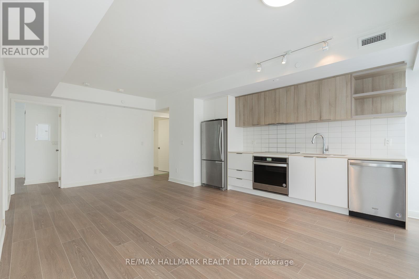 1002 - 6 Sonic Way, Toronto, ON - Indoor Photo Showing Kitchen