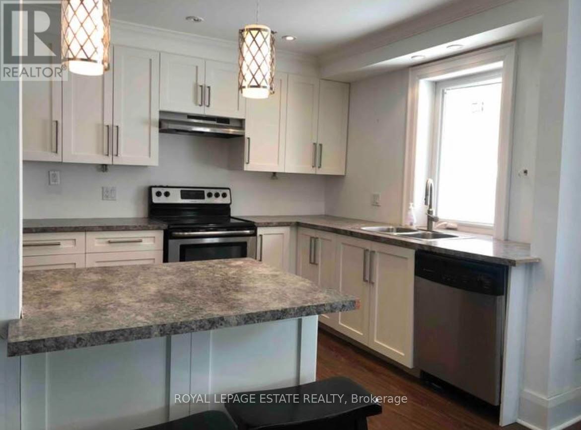 Upper - 62 Scarboro Beach Boulevard, Toronto, ON - Indoor Photo Showing Kitchen With Stainless Steel Kitchen With Double Sink With Upgraded Kitchen