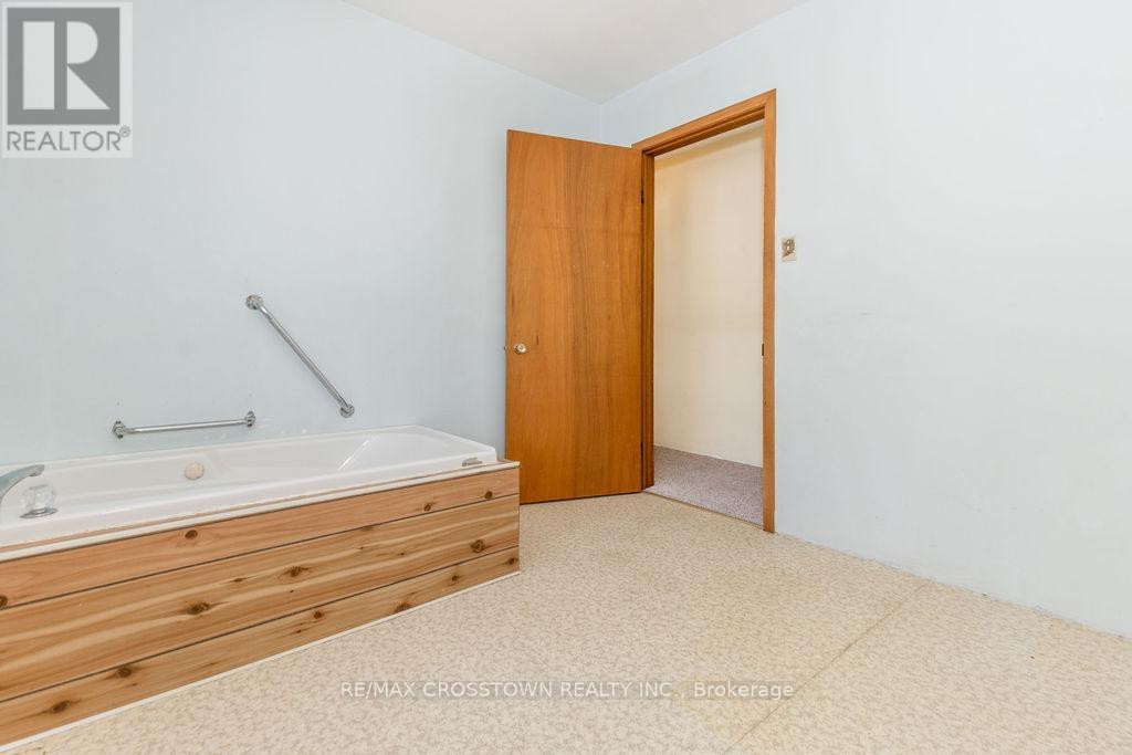 12036 County Rd 27, Springwater, ON - Indoor Photo Showing Bathroom
