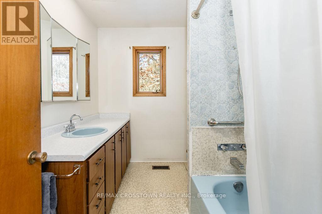 12036 County Rd 27, Springwater, ON - Indoor Photo Showing Bathroom