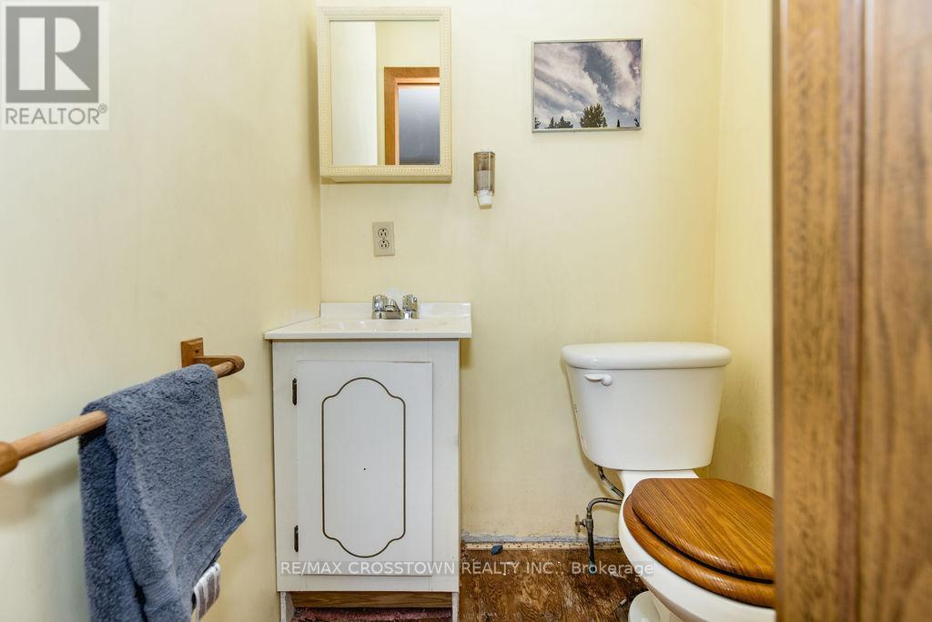 12036 County Rd 27, Springwater, ON - Indoor Photo Showing Bathroom