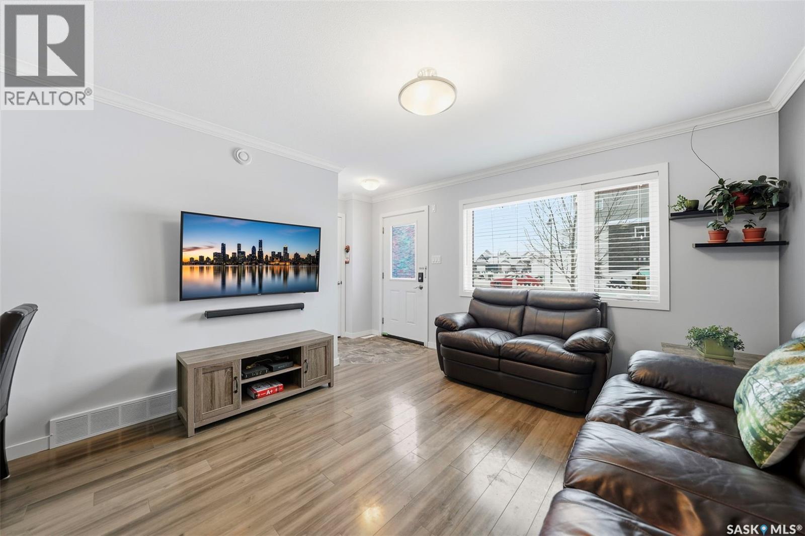 329 320 Cornish Road, Saskatoon, SK - Indoor Photo Showing Living Room