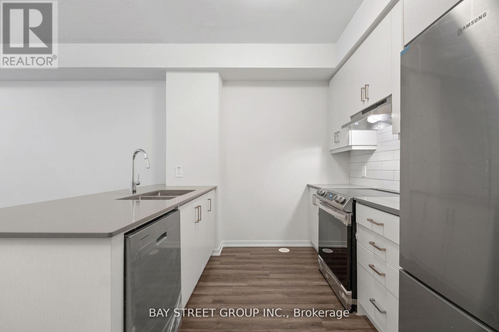 57 - 31 Honeycrisp Crescent, Vaughan, ON - Indoor Photo Showing Kitchen With Double Sink