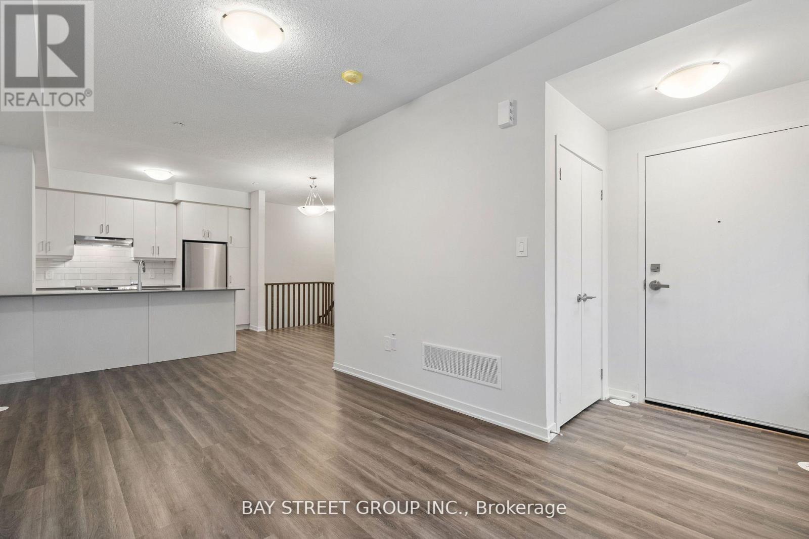 57 - 31 Honeycrisp Crescent, Vaughan, ON - Indoor Photo Showing Kitchen