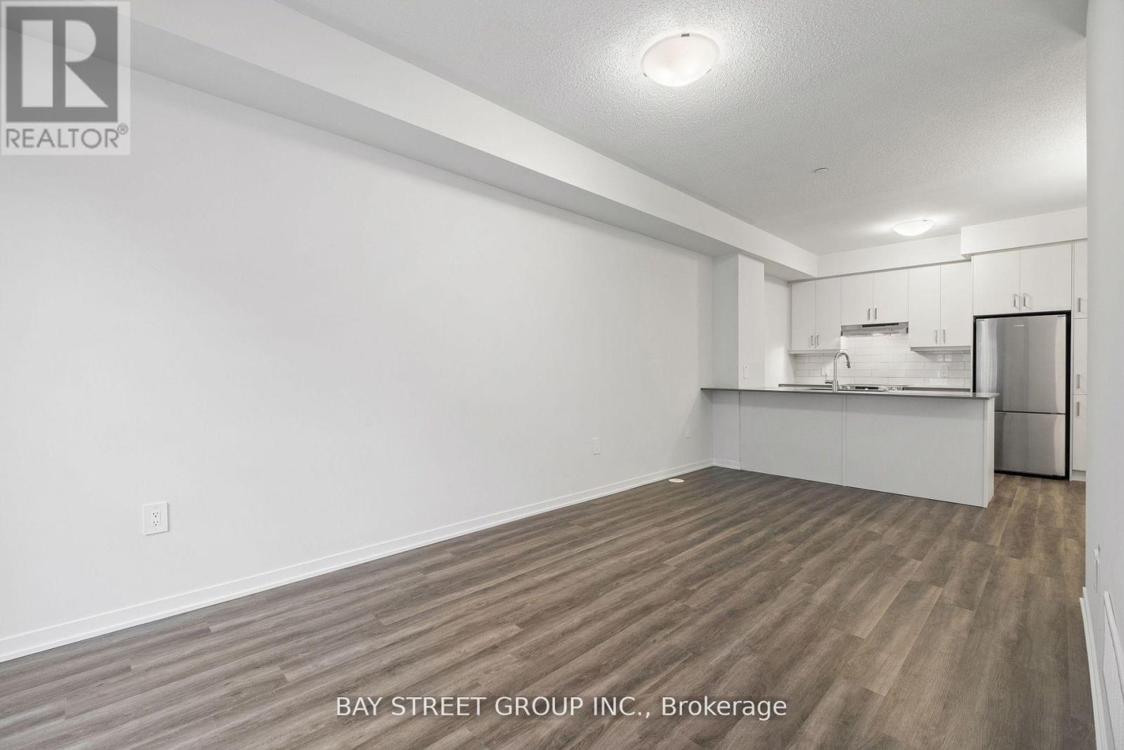 57 - 31 Honeycrisp Crescent, Vaughan, ON - Indoor Photo Showing Kitchen