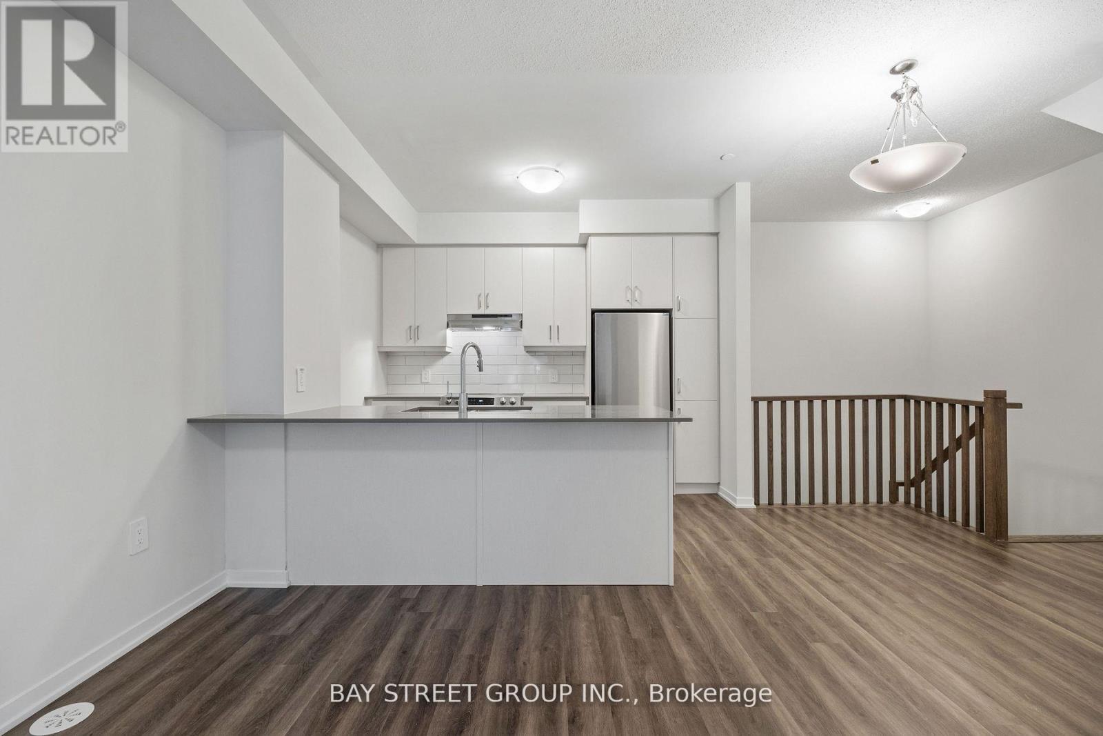 57 - 31 Honeycrisp Crescent, Vaughan, ON - Indoor Photo Showing Kitchen