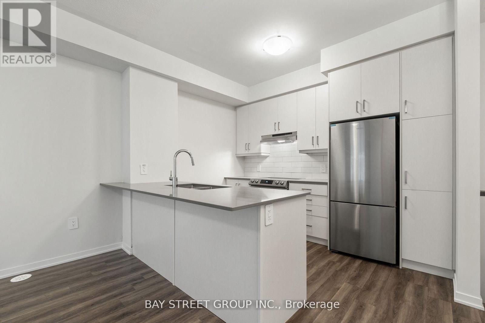 57 - 31 Honeycrisp Crescent, Vaughan, ON - Indoor Photo Showing Kitchen With Stainless Steel Kitchen With Upgraded Kitchen