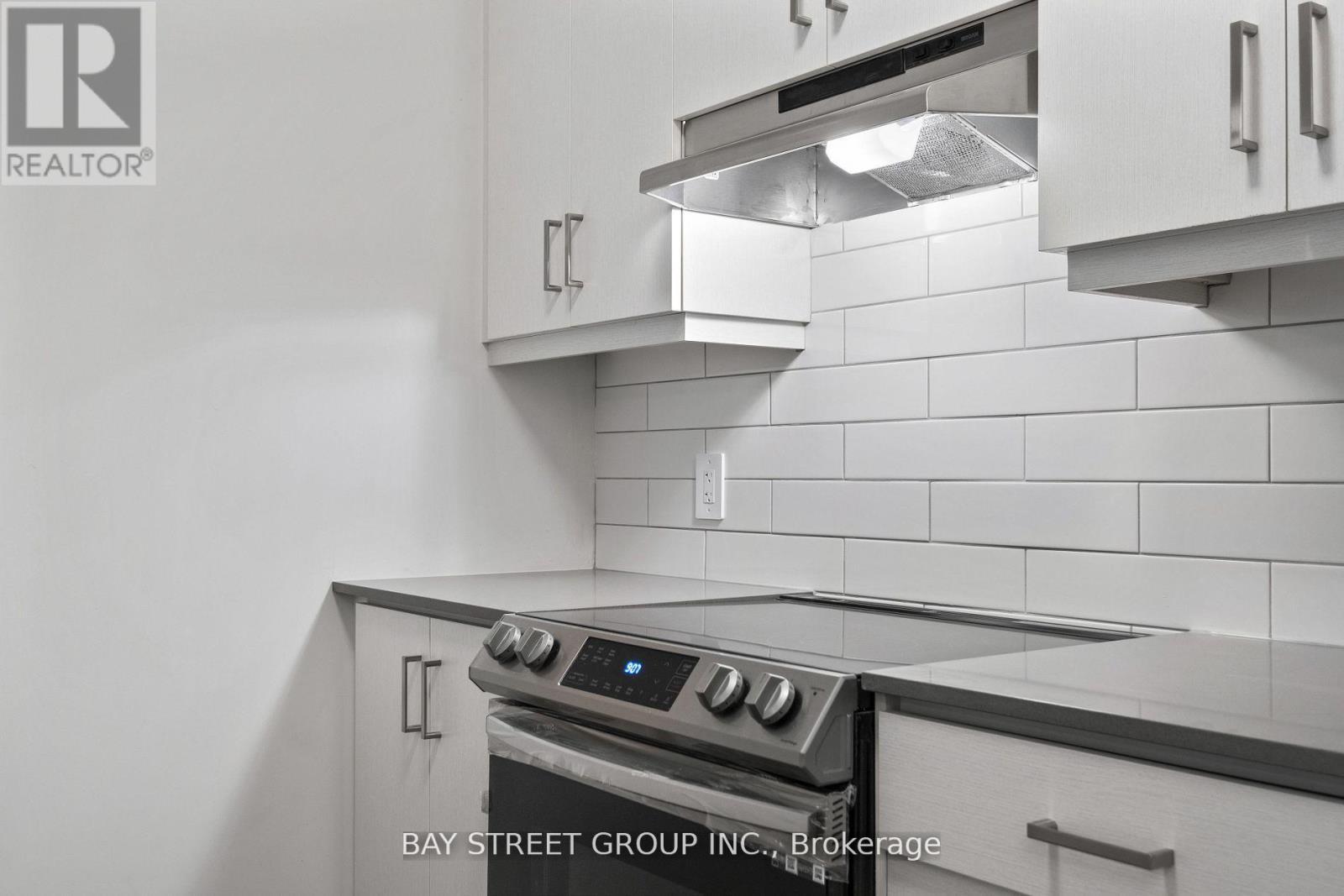 57 - 31 Honeycrisp Crescent, Vaughan, ON - Indoor Photo Showing Kitchen