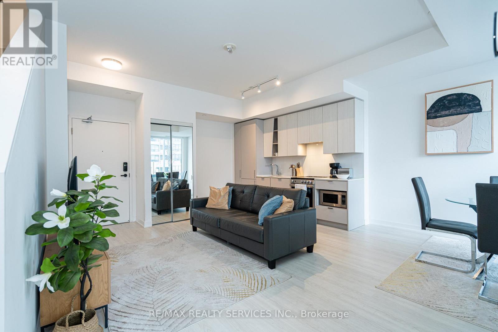 415 Webb Drive, Mississauga, ON - Indoor Photo Showing Living Room
