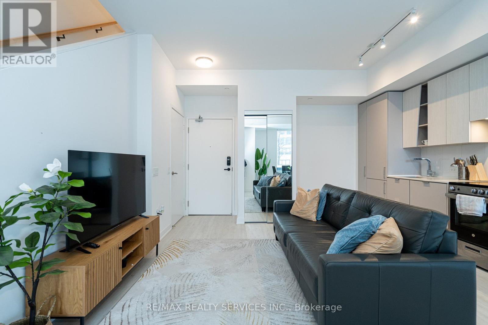 415 Webb Drive, Mississauga, ON - Indoor Photo Showing Living Room