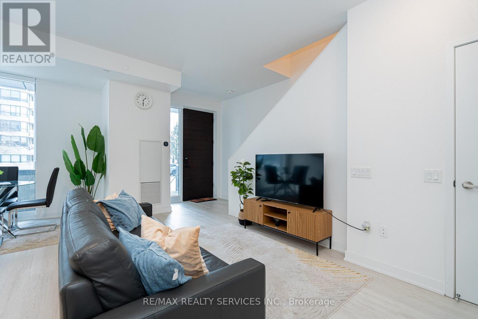 415 Webb Drive, Mississauga, ON - Indoor Photo Showing Living Room