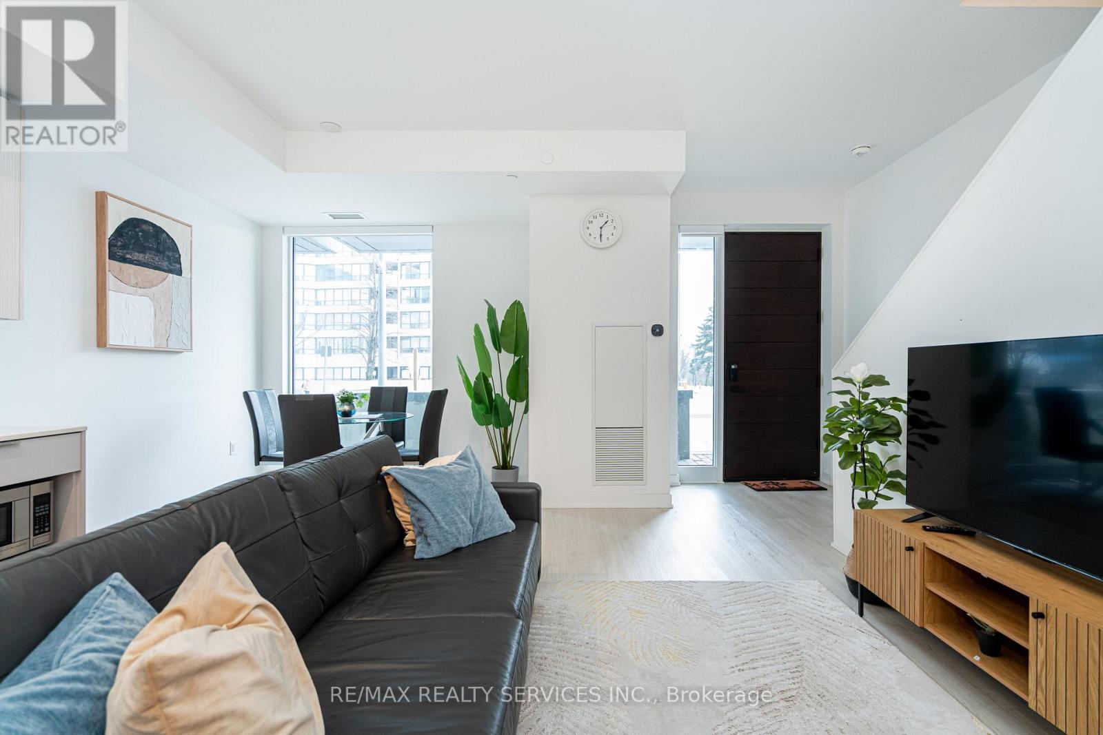 415 Webb Drive, Mississauga, ON - Indoor Photo Showing Living Room